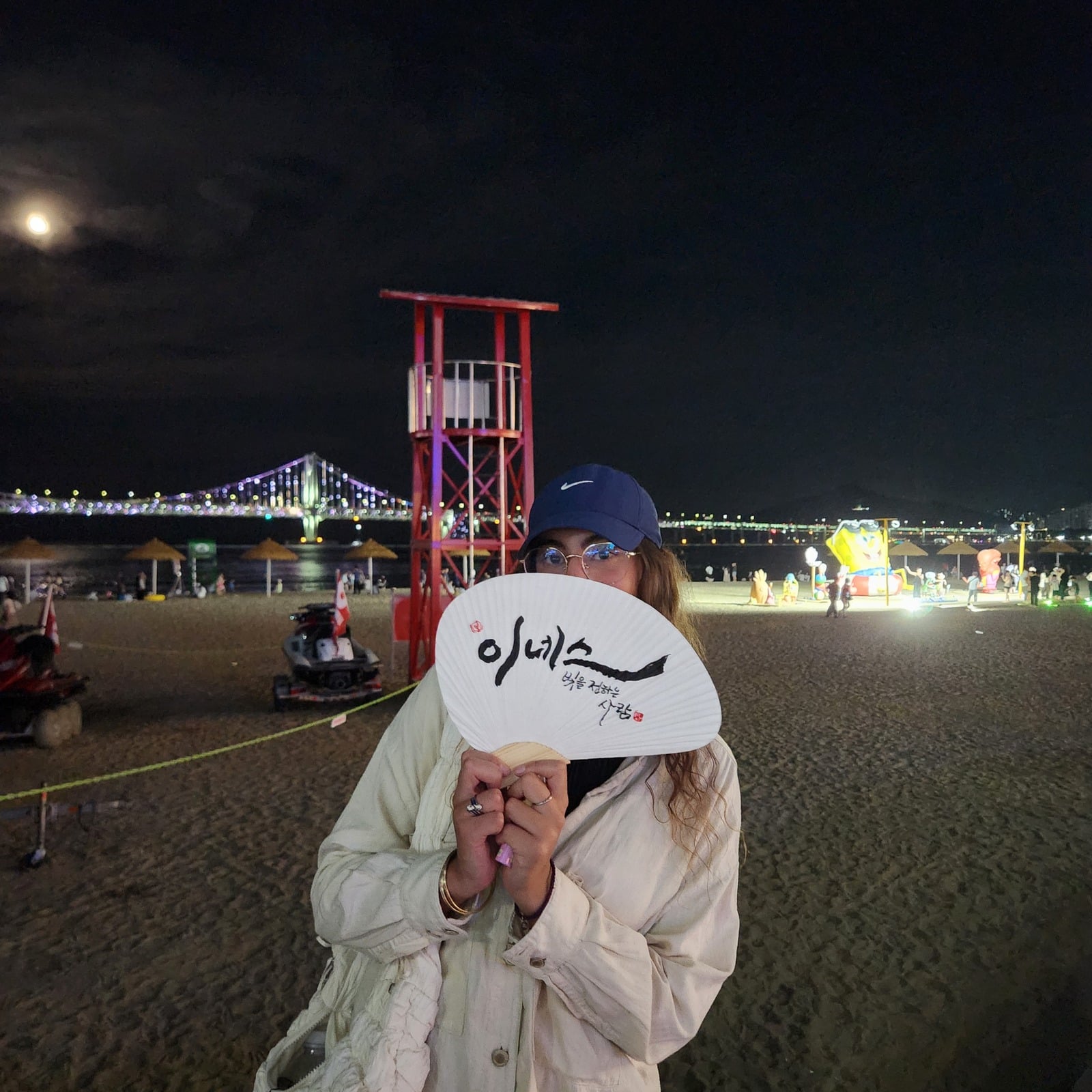 해운대에서 부채를 든 여행자, 보름달과 광안대교