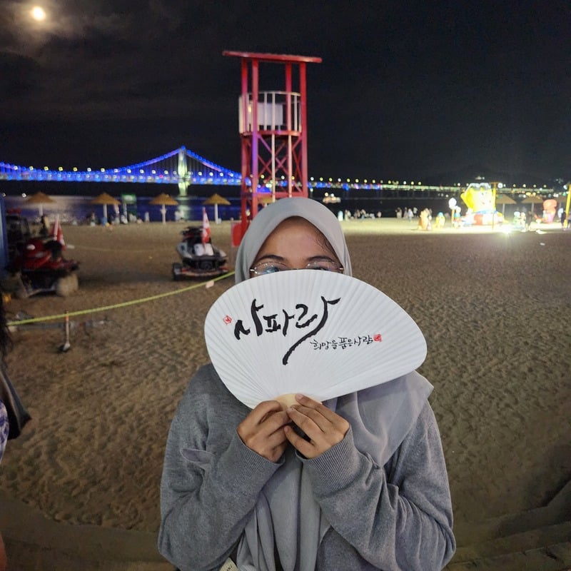 해운대에서 부채를 든 여행자, 보름달